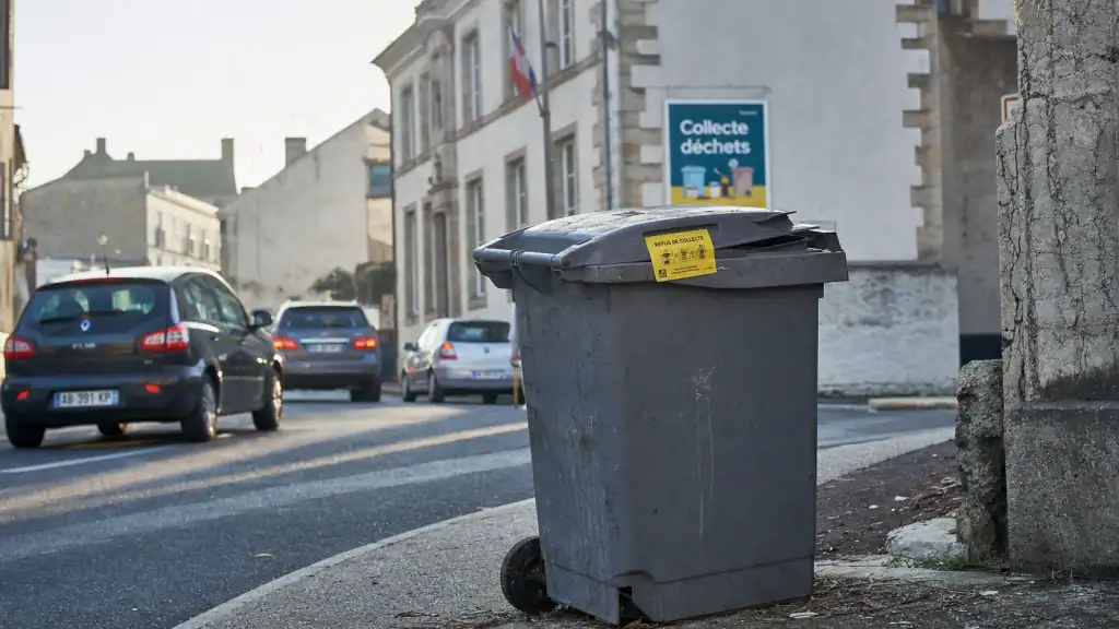 Poubelle non ramassée : autocollant de refus sur bac, que faire pour recours collecte
