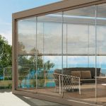 Pergola vitrée sur une terrasse baignée de lumière naturelle