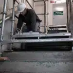 Astuce echafaudage escalier : plateforme stable sur vérins avec garde-corps