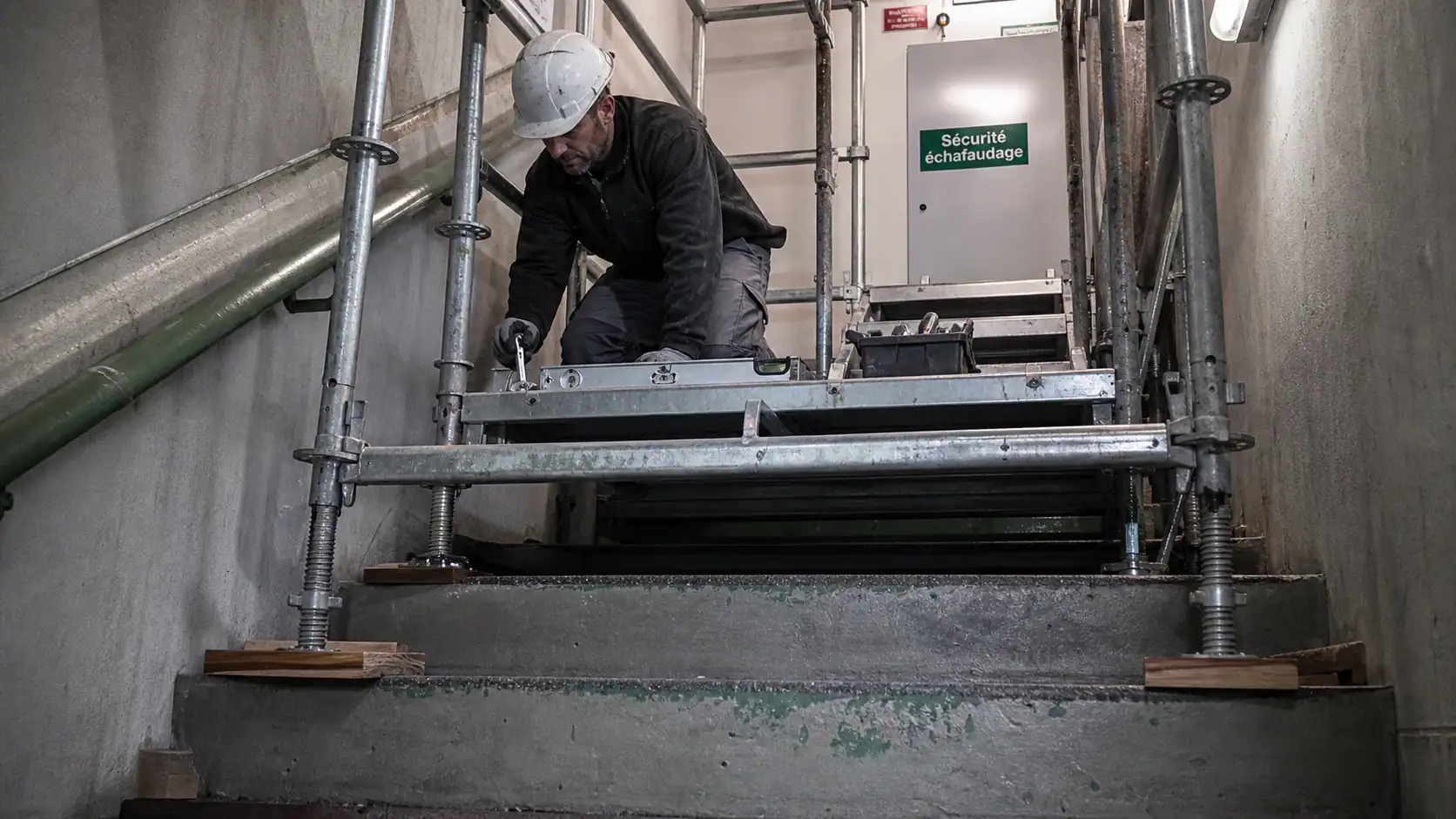 Astuce echafaudage escalier : plateforme stable sur vérins avec garde-corps