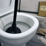 deboucher wc : cuvette bouchée avec ventouse et gants