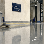 Sol en resine epoxy fraîchement coulé, intérieur rénové 2 à 3 mm