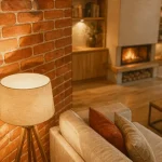 Brique pour mur intérieur : plaquettes rouges et joints pour une pose durable