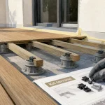 Kit terrasse prêt à poser, lames bois ou composite sur plots réglables