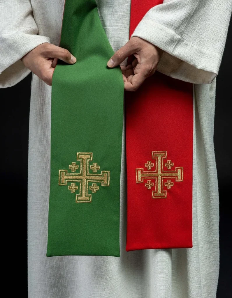 La Richesse des Broderies sur les Chasubles : Des Motifs IHS Traditionnels aux Interprétations Modernes