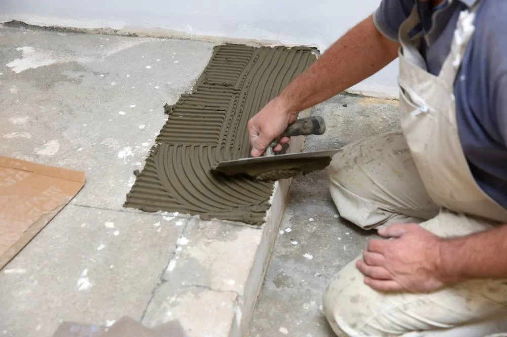 travaux pose de carrelage sur marches escalier
