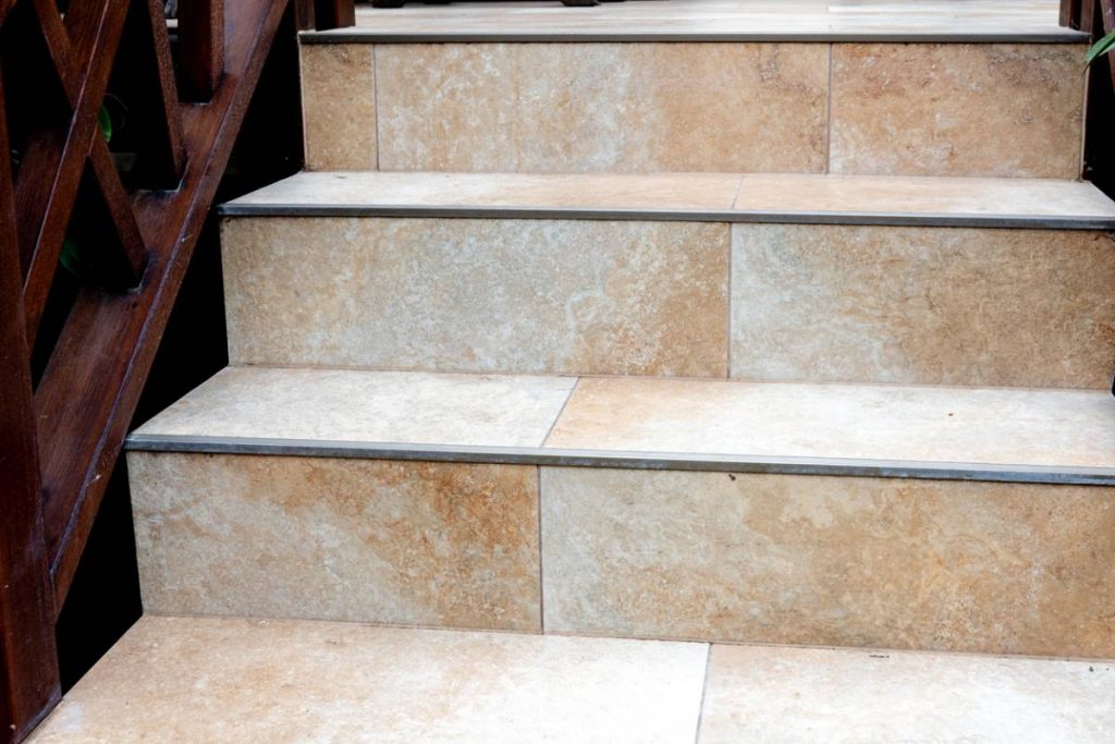 Carreler un escalier sans faux pas : méthode et repères clés