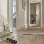 Couleur peinture pour couloir : rouleau et nuancier pour agrandir et éclaircir